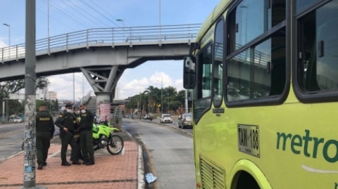 Metrolínea pide a peatones cruzar las vías por pasos seguros